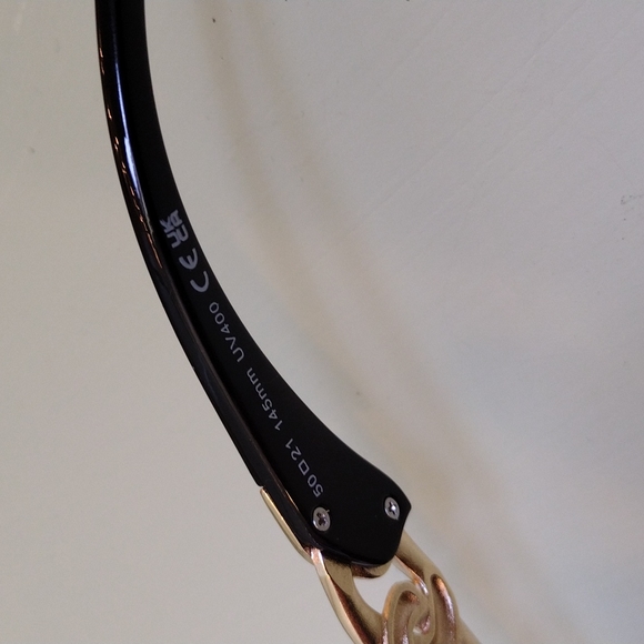 Women's gold chain ⛓️ link black frame sunglasses 🕶️ - Picture 8 of 12